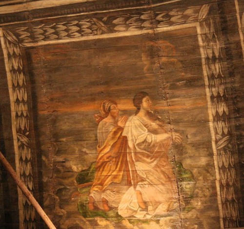 La Santa y su nodriza cruzan el mar sobre su manto. Pintura en el artesonado del techo de la capilla de la Santa en Pontivy, Francia.