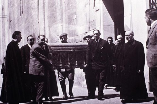 Foto del año 1962 en la que aparece la arqueta de San Prudencio de vueltas ya desde Álava a Logroño.
