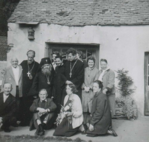 Otra foto de los dos santos acompañados de algunos fieles franceses.