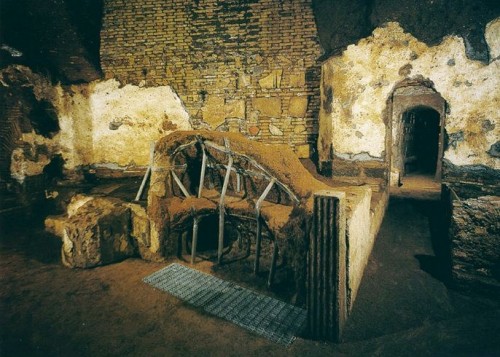 Sepulcros primitivos de los Santos en las catacumbas homónimas. Roma (Italia).