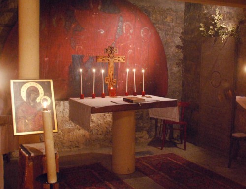 Cripta de la catedral de San Ireneo en Paris donde está actualmente sepultado. Se ve la lápida sepulcral en la pared.