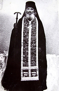 Fotografía del Santo en su atuendo de archimandrita.