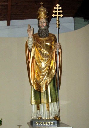 Estatua de San Cleto en su iglesia de Roma, Italia.