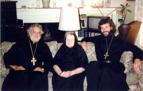 Fotografía de la Santa junto a dos sacerdotes ortodoxos.