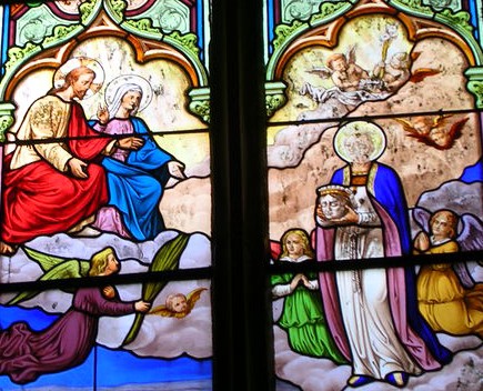 La Santa es recibida en el cielo por Jesús y María. Vidriera decimonónica en Pontivy, Francia.