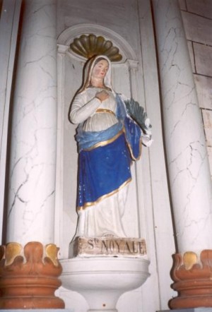 Uno de los escasos ejemplos donde la Santa no aparece como cefalófora. Iglesia de la Santa en Questembert, Francia. Fuente: www.heiligen-3s.nl