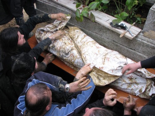 Exhumación en el cementerio de Ugolka.