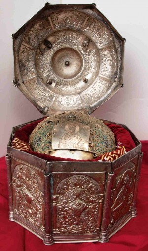 Relicario del cráneo del santo en el monasterio de San Juan Bautista, en Veria (Grecia).