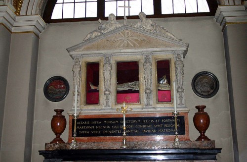 Tumba de Santa Savina en la Basílica milanesa de San Ambrosio.