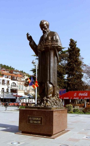 Escultura del santo en la ciudad de Ohrid.