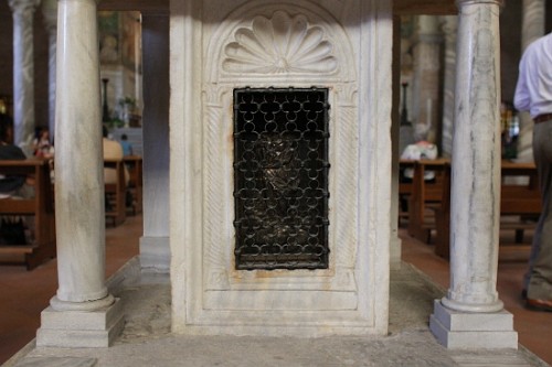 Sepulcro del santo en la basílica San Apolinar in Classe, en Ravenna.