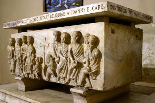 Sarcófago del siglo V que contiene los cuerpos de los santos Nabor, Félix, Materno y Valeria.