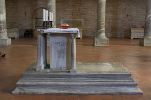 Sepulcro del santo en la basílica San Apolinar in Classe, en Ravenna.