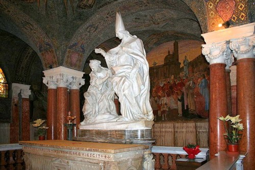 San Emigdio bautiza a Polisia. Conjunto escultórico sobre el sarcófago del Santo. Cripta de la catedral de Ascoli Piceno.