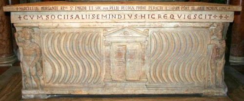 Sarcófago romano que conserva las reliquias de San Emigdio y sus tres compañeros. Cripta de la catedral de Ascoli Piceno.