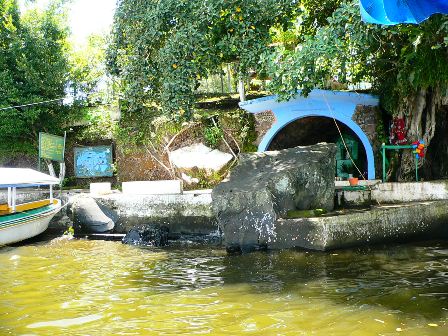 Cueva "el Tegal" a orillas de la laguna de Catemaco donde supuestamente se apareció la Virgen del Carmen.