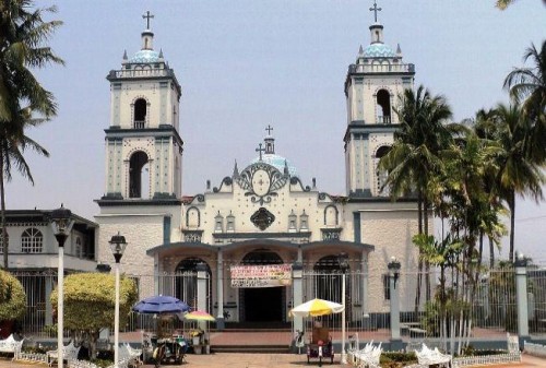 Vista de la fachada de la Basílica de la Virgen del Carmen de Catemaco, Veracruz.