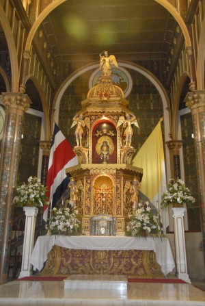 Altar de Nuestra Señora de los Ángeles en su Basílica.
