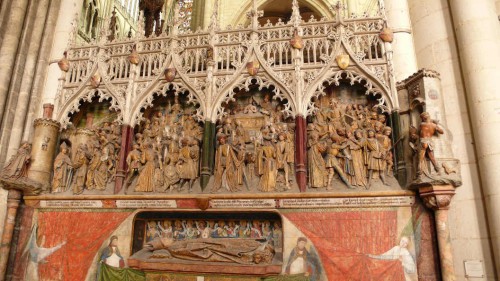 Escenas de la vida del santo en el coro de la catedral de Amiens (Francia).