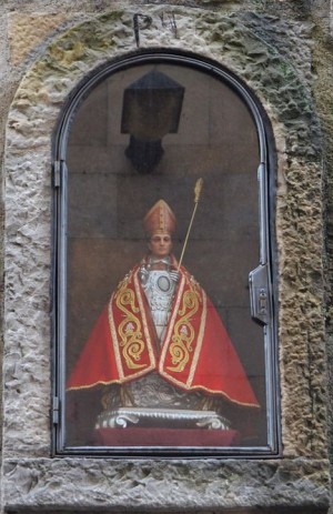 Nicho de San Fermín en la célebre cuesta de Santo Domingo, en Pamplona (España).