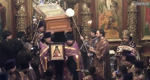 Traslado de los restos del Santo a la iglesia.