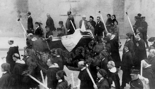 Traslado a la cripta de la iglesia del Asilo en 1925.