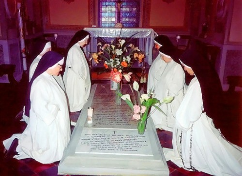 Sepultura en la cripta de la iglesia del Monasterio del Asilo.