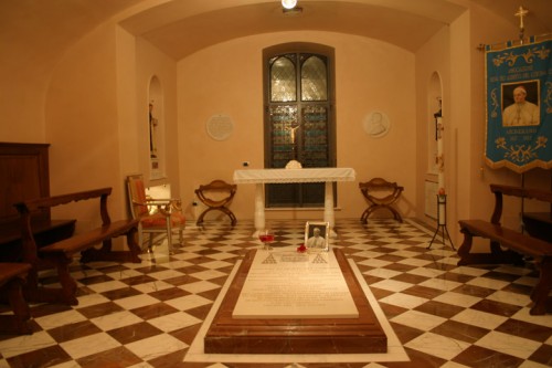 Sepultura en la cripta de la iglesia del Monasterio del Asilo.