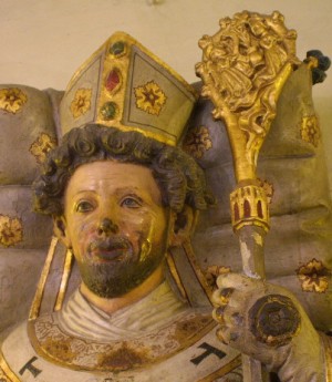 Escultura en la tapa del sepulcro del santo.