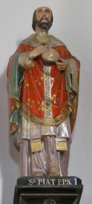 Escultura del Santo sujetando parte de su cráneo cortado.