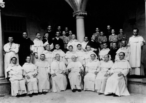Foto en el convento de santo Domingo. En el centro está el beato Jacinto Cormier y él está a su derecha.