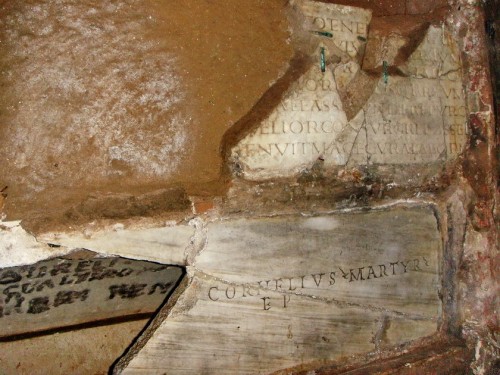 Lápida sepulcral en las catacumbas de San Calixto, Roma (Italia).