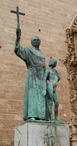 Escultura del Santo frente a la iglesia de San Francisco de Asís, Palma de Mallorca (España).