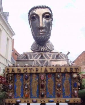 Procesión con el relicario del cráneo del santo en Tournai (Bélgica).