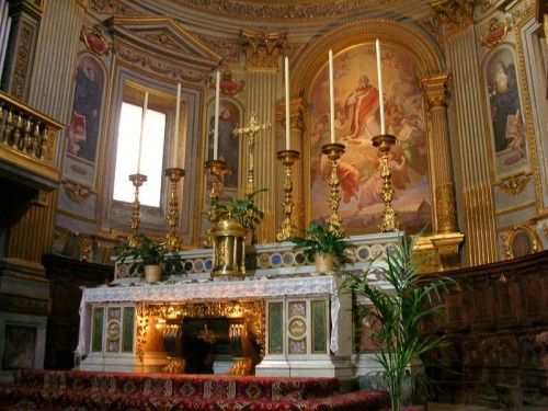 Sarcófago en el altar mayor de la Basílica romana de San Marcelo al Corso.