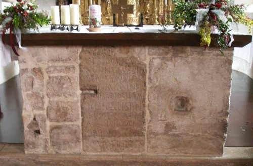 Primitiva piedra sepulcral que se encuentra en iglesia de Molzbichl (Austria).