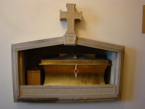 Vista del sepulcro de la Beata abierto.