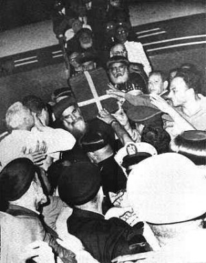 Las reliquias de San Marcos bajan del avión en El Cairo.