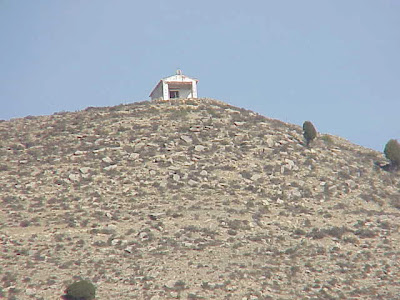 Vista de la minúscula ermita en la montaña.
