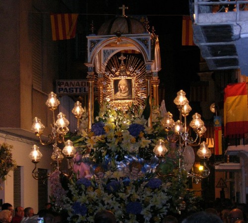 Procesión de la venerada imagen por las calles de Navajas, Castellón (España).