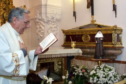 Urna de las reliquias en la Casa Madre de la Congregación en Sevilla. Al nivel del suelo se encuentra la urna de las reliquias de Santa Ángela de la Cruz.