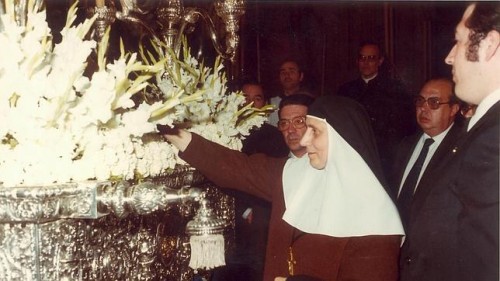Con el paso de Santa
Ángela de la Cruz.