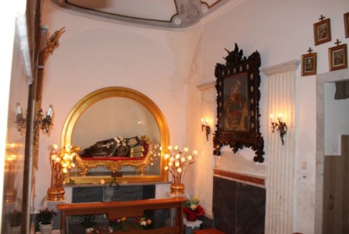 Escultura que contiene las reliquias de la santa. Santuario en Nápoles.