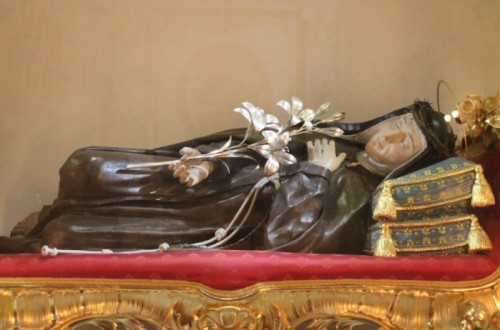 Escultura que contiene las reliquias de la santa. Santuario en Nápoles.