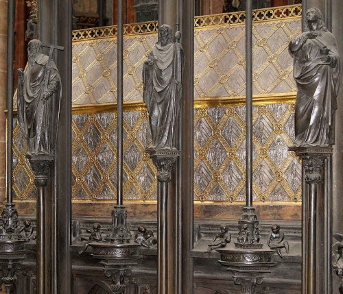 Detalle del sepulcro del Santo en su iglesia de Nuremberg, Alemania.