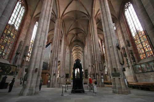 Vista de la nave central de la iglesia de San Sebaldo en Nuremberg (Alemania), con el sepulcro del Santo en el centro.