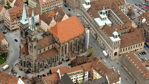 Vista aérea de la iglesia de San Sebaldo en Nuremberg, Alemania.