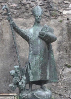 Estatua contemporánea del Santo en Sitten, Suiza.