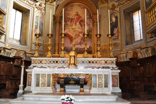 Sepulcro del Santo bajo el altar mayor. Iglesia de San Marcelo al Corso, Roma (Italia).