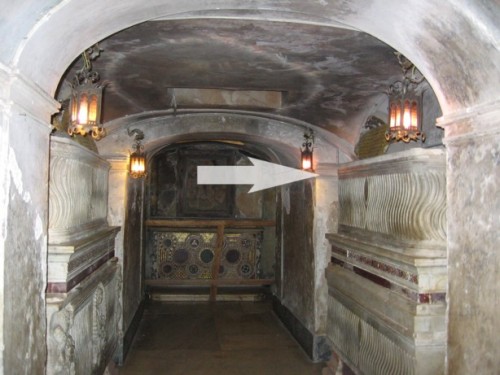 Sepulcro del Santo en la cripta de la Basílica de Santa Praxedis, Roma (Italia).